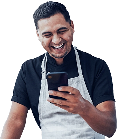Hombre sonriendo con celular